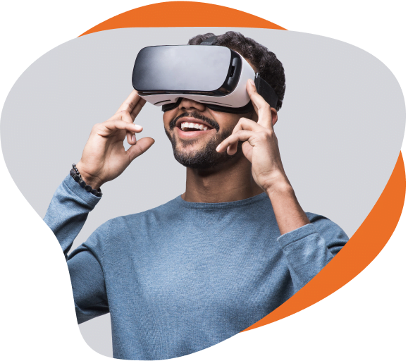 Homem utilizando um óculos de realidade virtual, vivenciando uma experiência digital interativa.