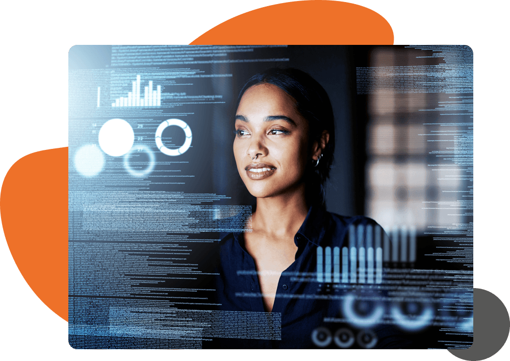 Mulher com foco na tela do computador, revisando informações detalhadas sobre soluções digitais e tecnologia avançada.