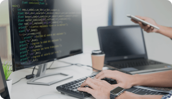 Pessoa digitando no teclado, trabalhando no computador em tarefas de desenvolvimento de backend e APIs.