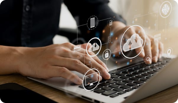 Pessoa digitando no teclado de um laptop, mostrando elementos digitais relacionados a soluções em cloud.
