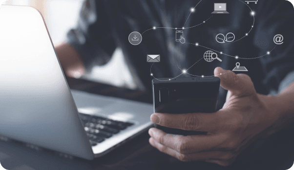 Pessoa mexendo no celular, com elementos digitais relacionados ao desenvolvimento e otimização de soluções mobile.