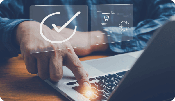 Pessoa trabalhando em um laptop, focada em tarefas relacionadas a soluções de quality assurance.