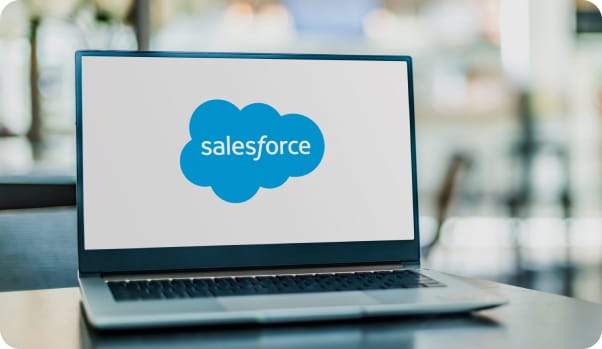 Tela de laptop mostrando o logo da Salesforce, uma solução líder em CRM na nuvem.