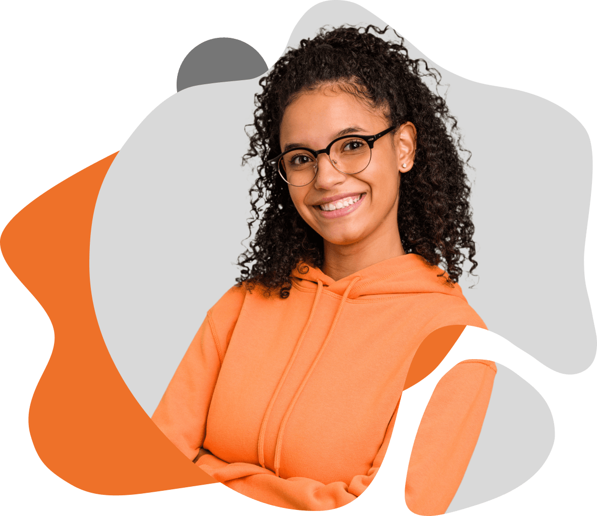 Mulher de óculos, sorridente e vestindo um casaco laranja, representando a equipe da innolevels.